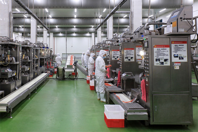 迎風(fēng)而礪 “企”心拼 新希望六和拉滿(mǎn)產(chǎn)能 守護(hù)火腿腸貨架不空